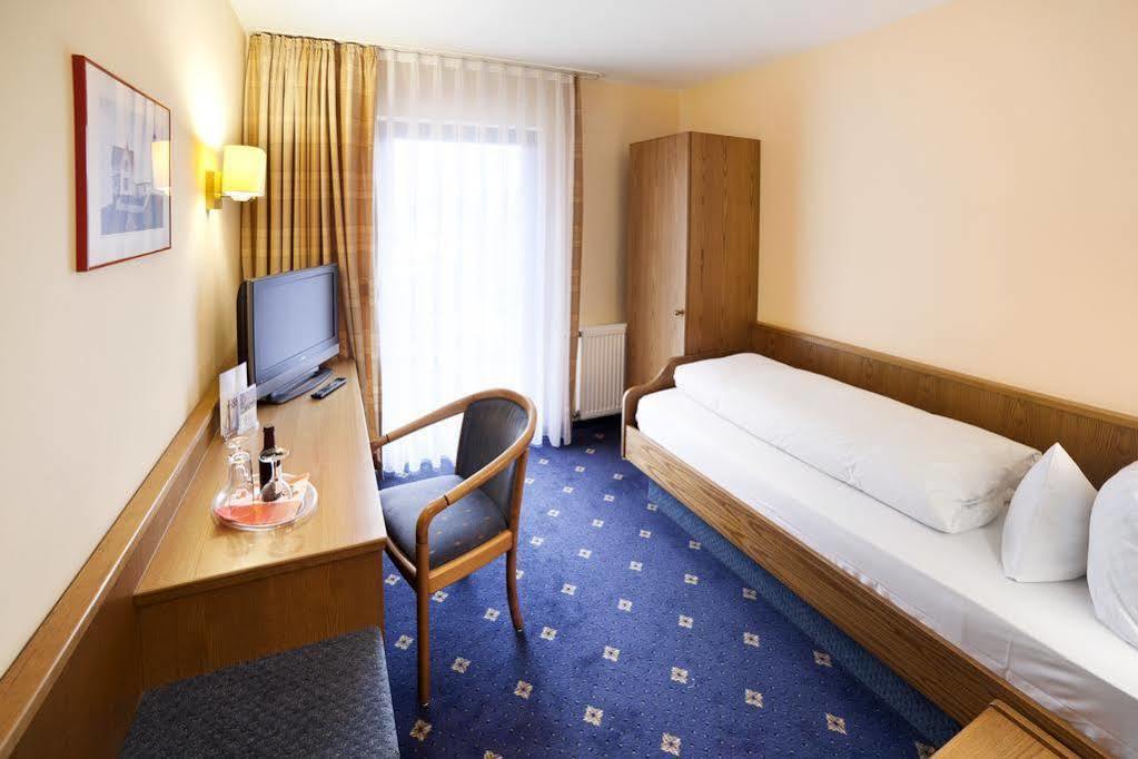 Hotel Krone Niefern-Öschelbronn Esterno foto