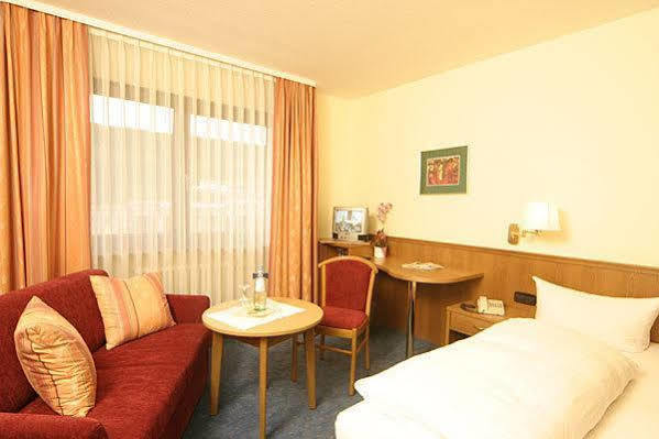 Hotel Krone Niefern-Öschelbronn Esterno foto